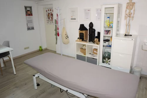 Liebscher & Bracht Praxis Regina Antes-Golda - Behandlungsraum Liege